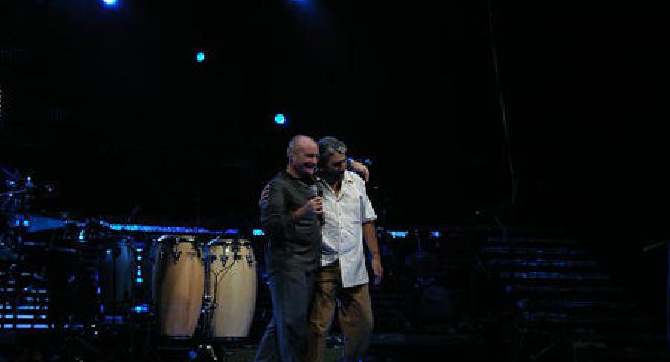 Luis bows with Phil Collins